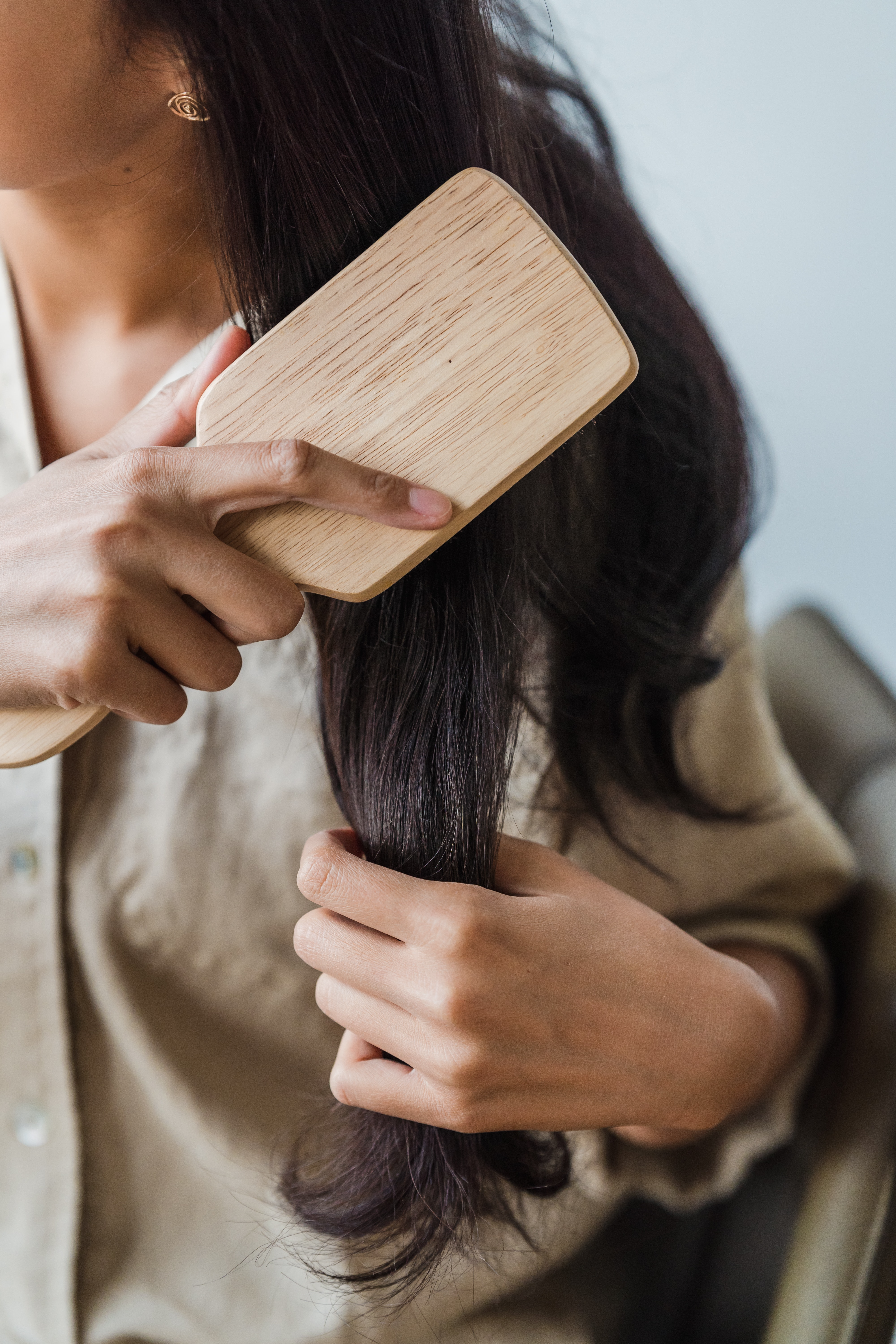 Una mujer cepillándose el pelo