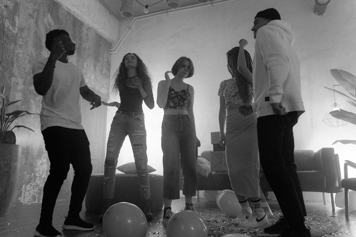 Jóvenes bailando