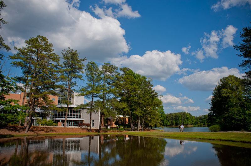 El centro estudiantil James M. Baker de la Universidad de Clayton State y el lago